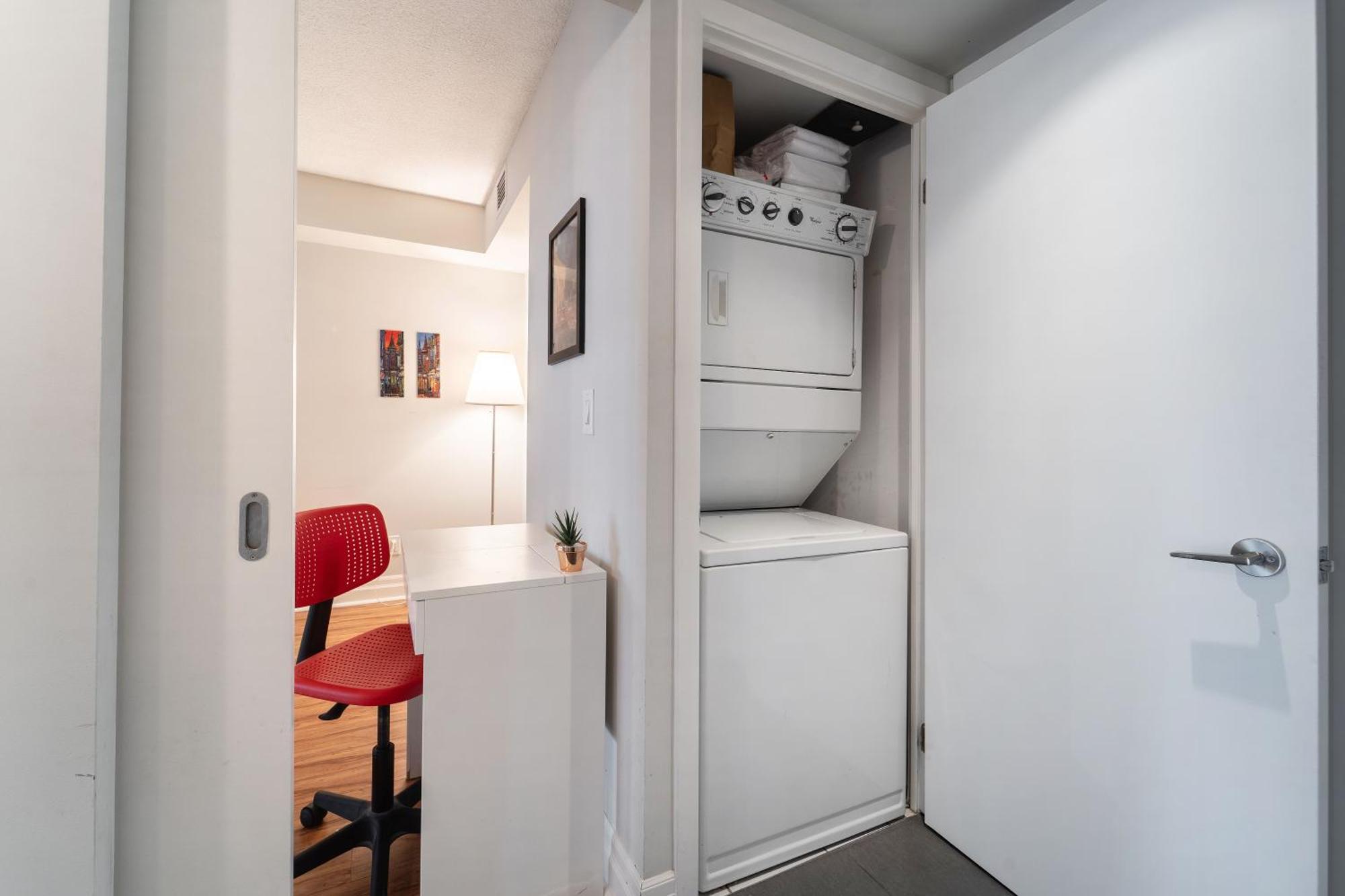 Spacious 2 Bedroom Plus Den, 2 Bath, Sleeps 5 With Balcony And Lakeview Downtown Toronto Condo Exterior foto