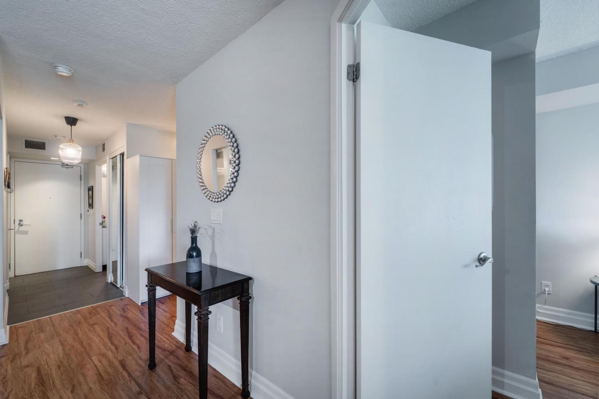 Spacious 2 Bedroom Plus Den, 2 Bath, Sleeps 5 With Balcony And Lakeview Downtown Toronto Condo Exterior foto